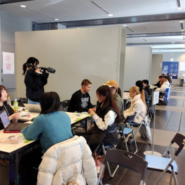 企業ブースで担当者から熱心に話を聞いている学生の様子